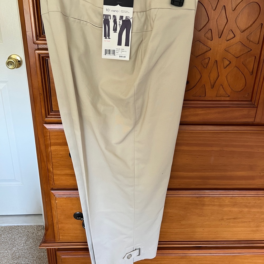 Light khaki "curvy" capri's, size 10, NEW
